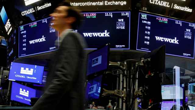 Un operador en el  parqué de la Bolsa de Nueva York durante el debut bursátil de WeWork.