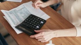 Una mujer realizando la declaración de la renta