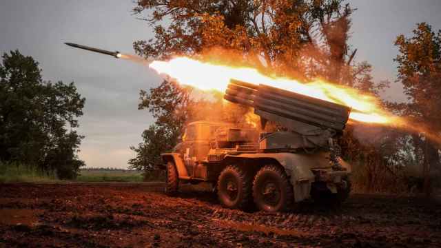 Militares ucranianos disparan un sistema de cohetes de lanzamiento múltiple BM-21 Grad hacia las tropas rusas cerca de una línea del frente en la región de Donetsk. Agosto 2023.