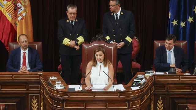 Francina Armengol, sentada en su puesto de la Cámara Baja.