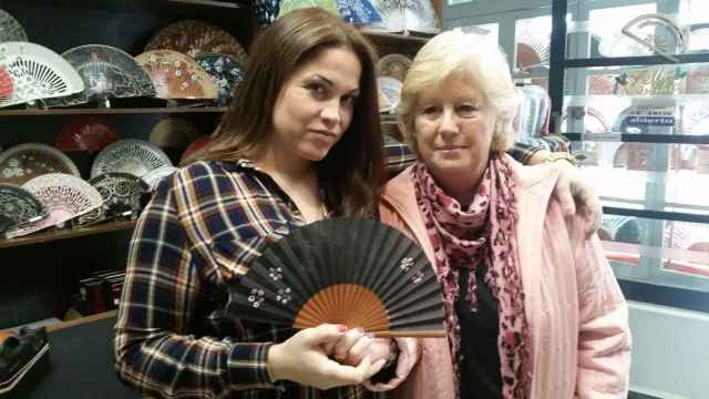Paula Carbonell (izquierda) en la tienda de Abanicos Carbonell, junto a una clienta. EE