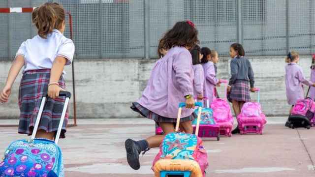 Imagen de archivo de unas niñas entrando al colegio