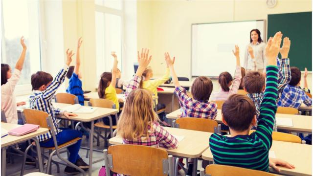 Alumnos en un aula de colegio.