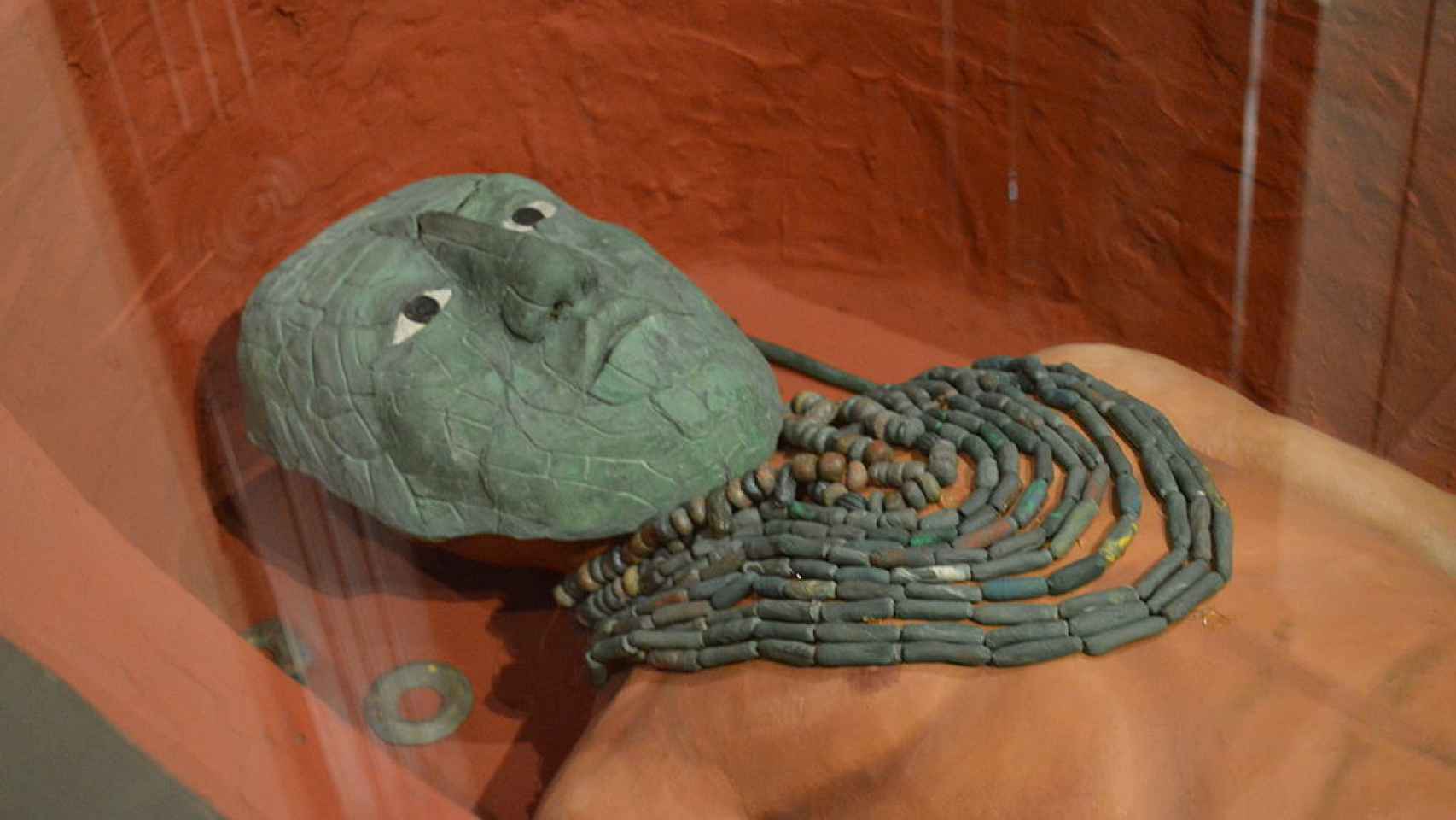 Parte del ajuar funerario de Pakal. La máscara fue restaurada entre 2007 y 2008, por lo que lucía diferente al momento del robo