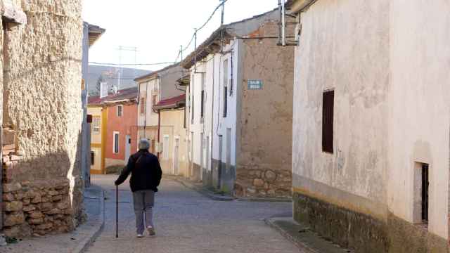 Una mujer camina sola por las calles de un pueblo de Castilla y León