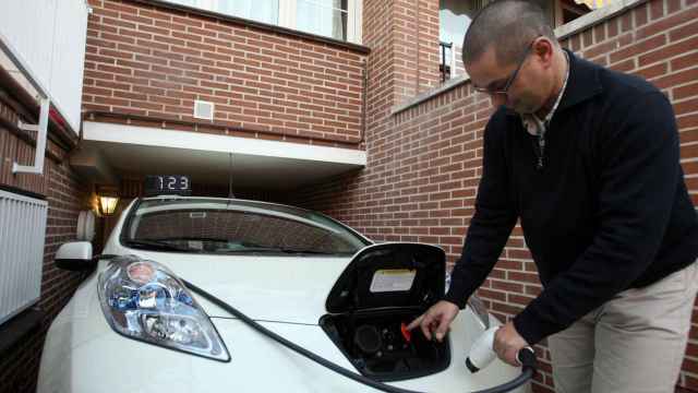 Un taxista de Valladolid recarga su automóvil eléctrico desde casa