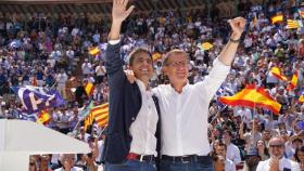 Carlos Mazón y Alberto Núñez Feijóo, durante un mitin en Valencia. EE