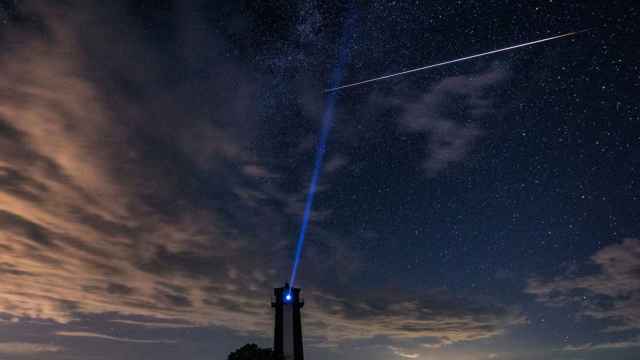 Observatorio junto a un satélite de Starlink en el cielo.