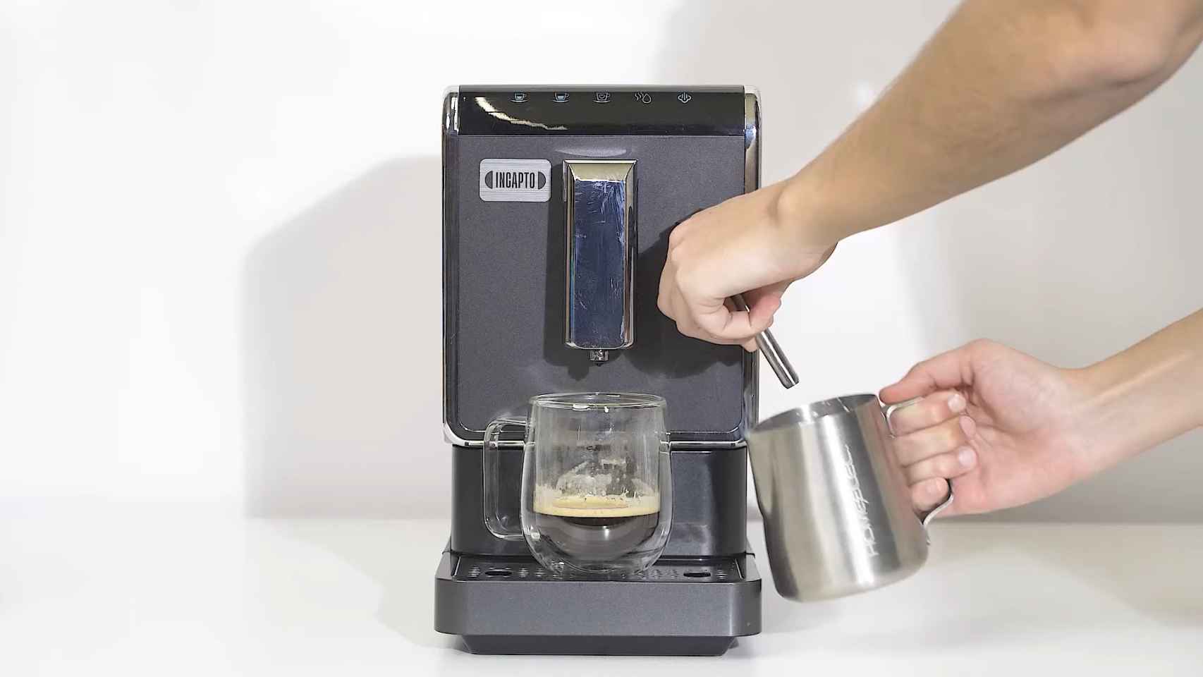 Adiós a las cápsulas Nespresso: esta cafetera inteligente muele el café y  lo prepara como un barista