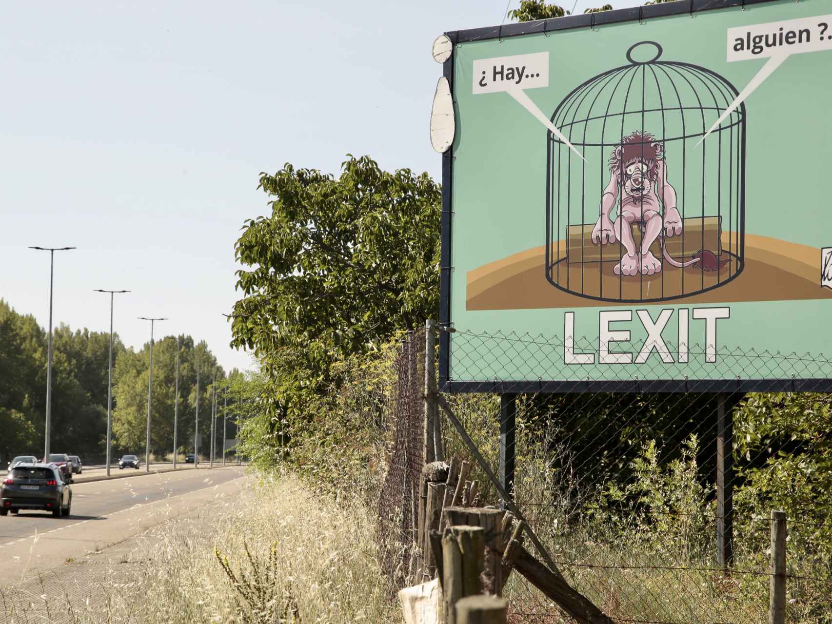 Un cartel de Conceyu País Llionés y Xuntanza Llionesista pidiendo el 'Lexit' o salida de León de la Comunidad