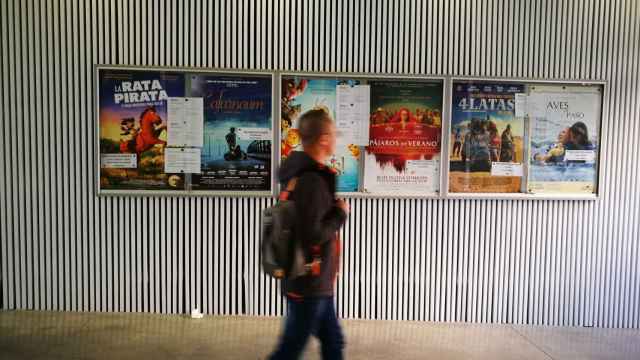 Un hombre pasa por delante de algunos carteles de una sala de cine en Soria