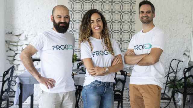 Los cofundadores de Froged, con Emily González-Cebrián en el centro.