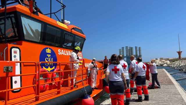 Asistencia de Salvamente Marítimo y Cruz Roja a migrantes el pasado jueves en Torrevieja.