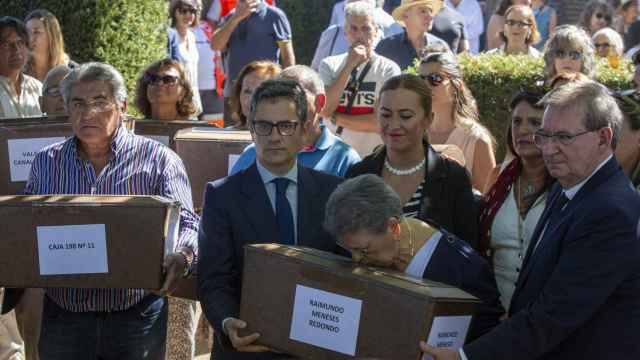 El ministro Félix Bolaños hizo entrega entrega a un grupo de familiares de Pajares de Adaja y de Navalmoral de la Sierra de restos de víctimas del franquismo procedentes del valle de Cuelgamuros.