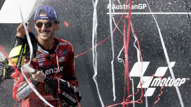 Pecco Bagnaia celebra su victoria en el Gran Premio de Austria, en el Red Bull Ring de Spielberg.