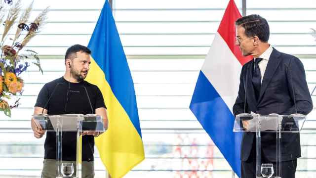 El presidente de Ucrania, y el primer ministro holandés, Mark Rutte, dan una conferencia de prensa durante una visita a la base aérea de Eindhoven