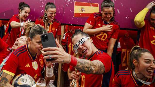 Las jugadoras de la selección española de fútbol femenino celebran su victoria.