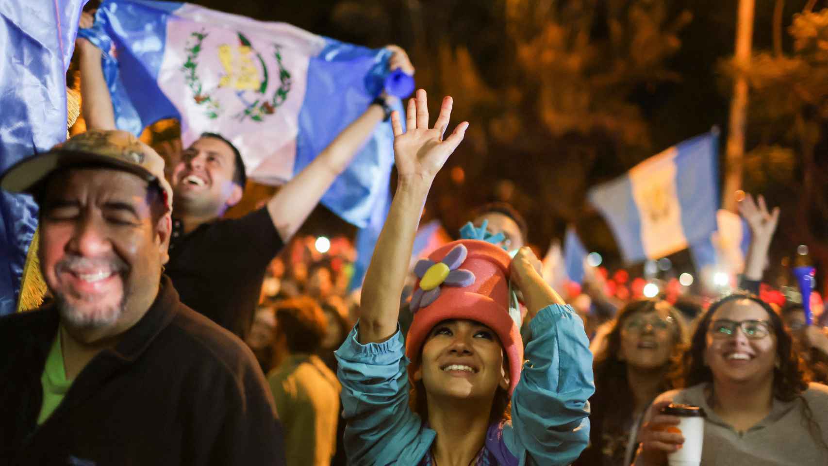 Personas en Ciudad de Guatemala celebrando los resultados de las elecciones presidenciales.