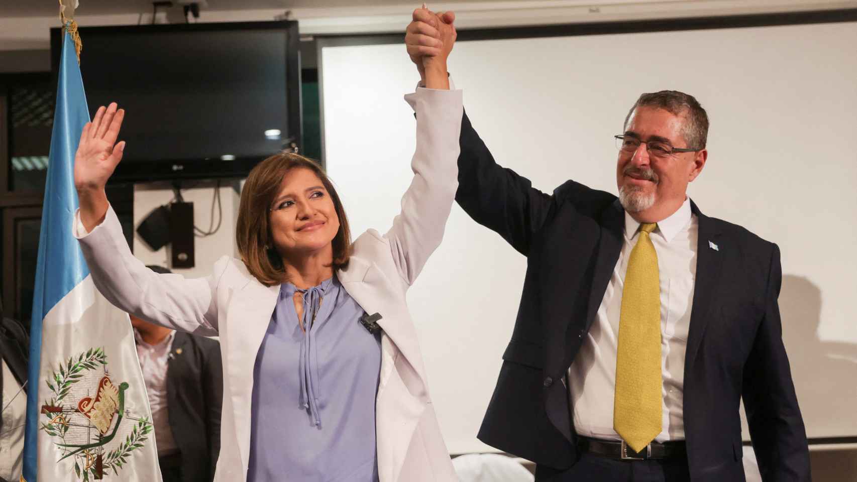 Bernardo Arévalo junto a la que será su vicepresidenta, Karin Herrera.