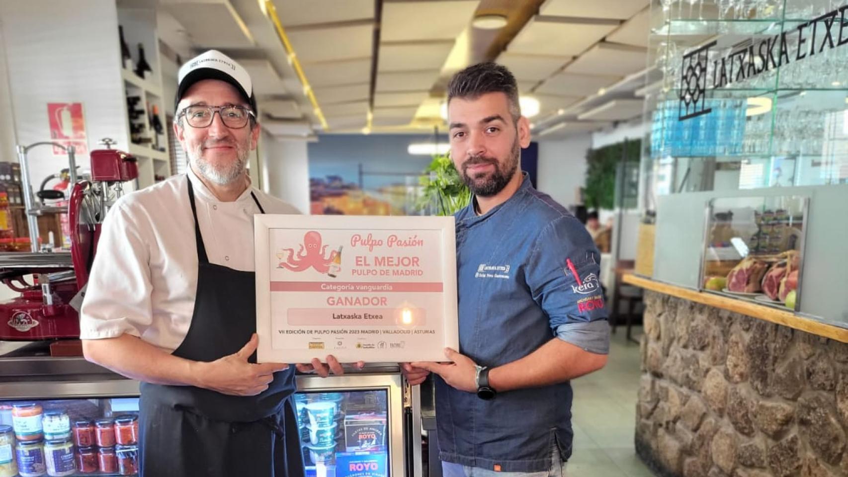 Iñaki Rodaballo, izq., junto con Carlos Pérez, dcha., enseñando el premio del pulpo en Latxaska Etxea.