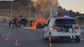 Un coche envuelto en llamas en la LE-30