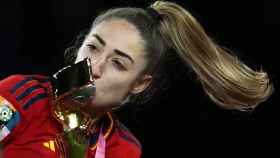 Olga Carmona besa el trofeo de campeones del mundo.