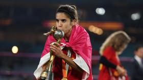 Alba Redondo con la copa del mundo. Foto: Twitter de Alba Redondo.