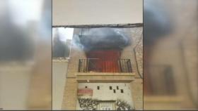 Imagen del incendio en una vivienda en Quintanar de la Orden. CMM