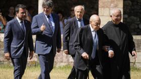 Pere Aragonès, Carles Puigdemont, José Montilla y Jordi Pujol, este lunes junto al abad de San Miquel de Cuixà, en Codalet (Francia).