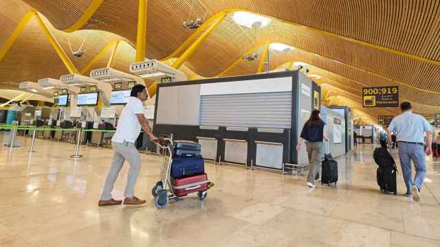 Varios pasajeros en la zona de facturación de la Terminal 4 del Aeropuerto Adolfo Suárez Madrid-Barajas