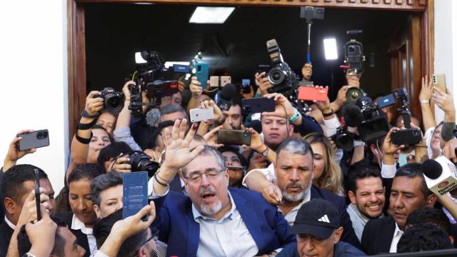 Bernardo Arévalo, candidato del Movimiento Semilla, esquiva cámaras para entrar en su coche este domingo.