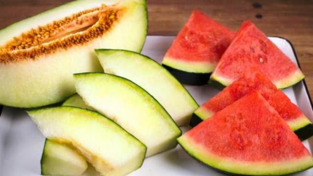 Diferentes frutas como sandías y melones
