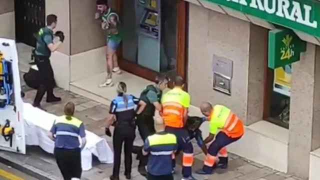 El vídeo de la brutal agresión a un guardia civil en Asturias: el 'loco' del peluquín lo patea en el suelo