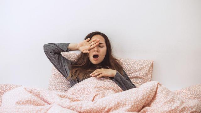 Imagen de archivo de chica bostezando. Foto: iStock.