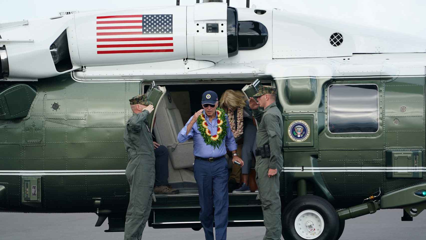 Joe y Jill Biden llegando a Maui, Hawái, este martes.