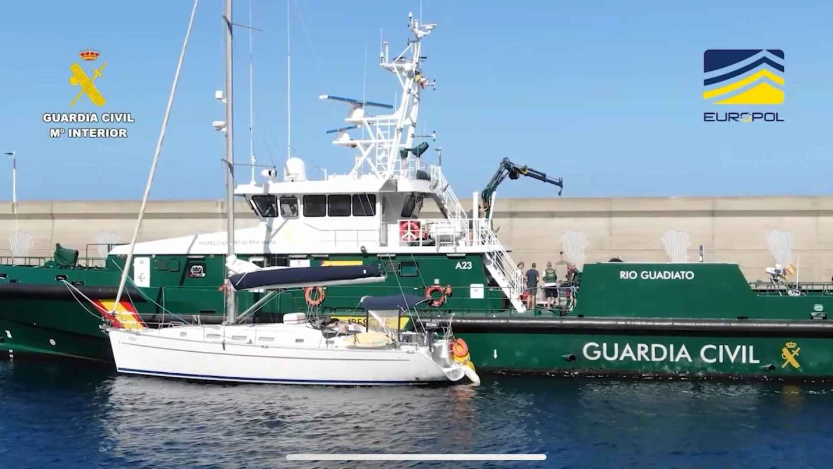 El velero interceptado junto al barco de la Guardia Civil tras su detención.