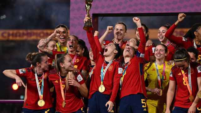 Las jugadoras españolas levantan la copa del Mundial Femenino de Fútbol.