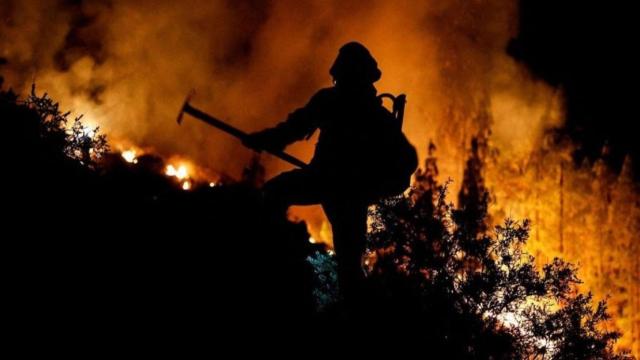 Un bombero realizando labores de extinción durante los incendios de Tenerife.