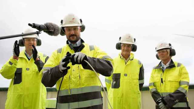 El príncipe heredero Haakon de Noruega conecta dos cables para marcar la inauguración oficial del parque eólico Hywind Tampen