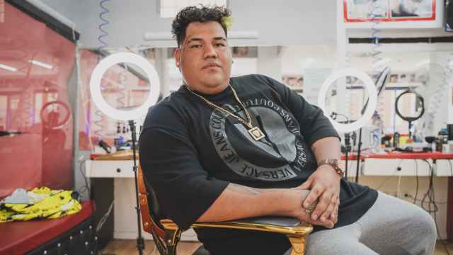 Anthony Marquez, dueño de Barber Danger en Opañel, en una de las nuevas sillas dorada del local.