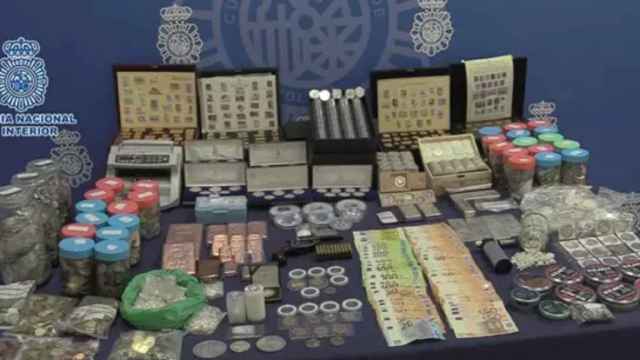 Monedas y lingotes falsos incautados en el registro del domicilio.