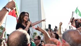 La actriz Nazanin Boniadi habla en una protesta por la muerte de Mahsa Amini en Westwood, California.