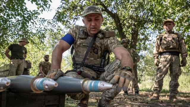 Un militar ucraniano prepara proyectiles en la región de Zaporiyia, Ucrania.