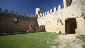 El pueblo medieval que te enamorará por su castillo del siglo XII y sus casas colgadas