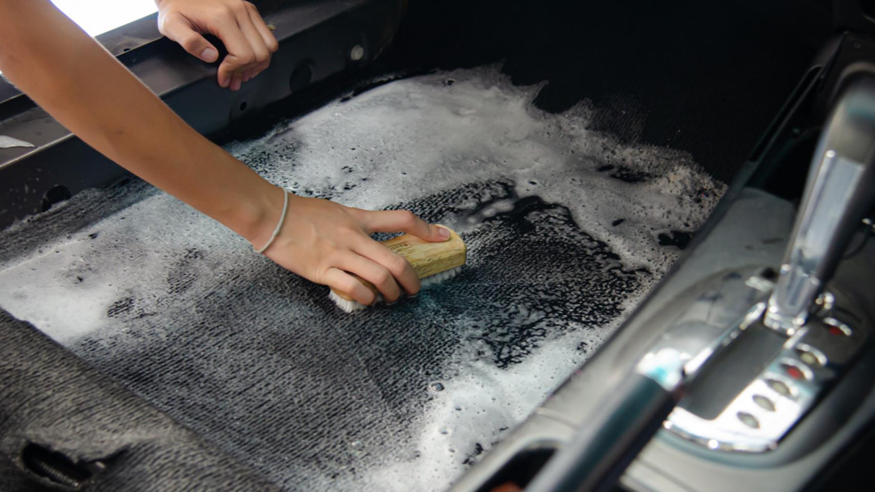 El método definitivo para limpiar la tapicería del coche con productos  naturales, y dejarla como nueva