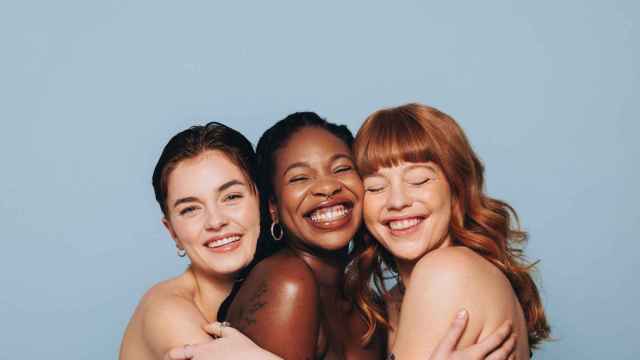 Tres mujeres, sonrientes.