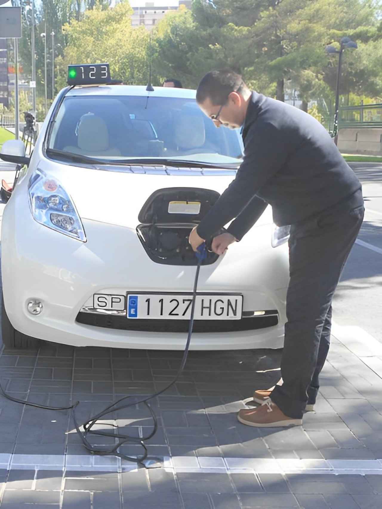 Ricardo en una imagen de 2011 cargando su primer taxi eléctrico