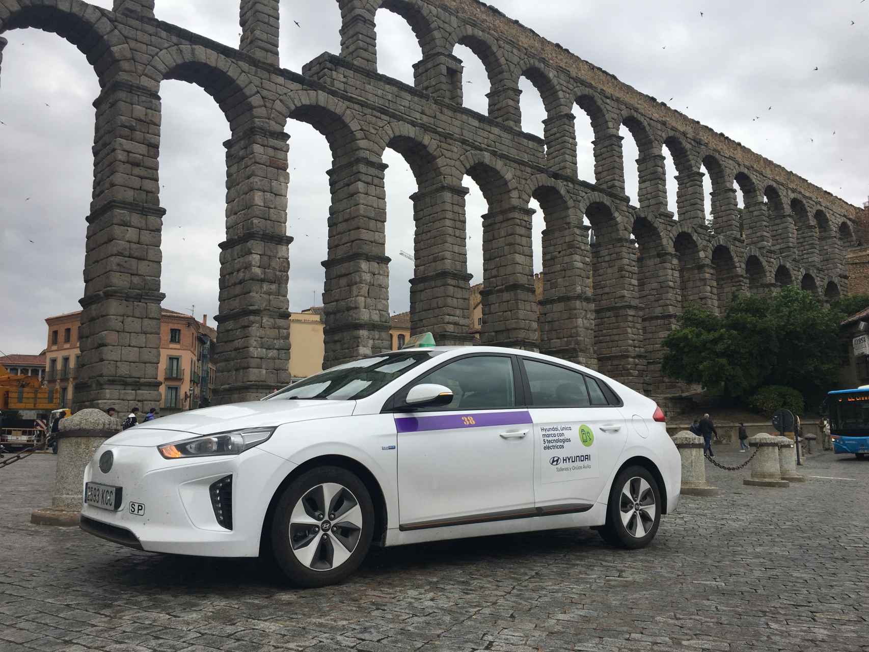 Imagen del segundo taxi eléctrico de Ricardo, aparcado junto al Acueducto de Segovia