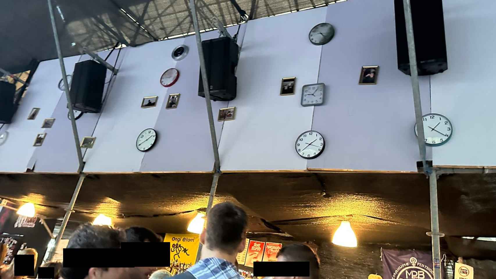 Los relojes, en el interior de la caseta, junto a la foto de los presos de ETA.