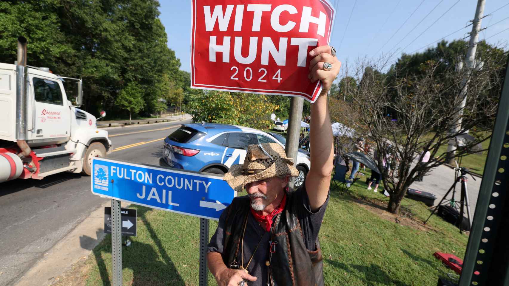 Un hombre apoya a Trump con un cartel criticando la caza de brujas